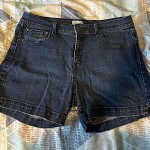 Dark blue Levi’s denim shorts size 8